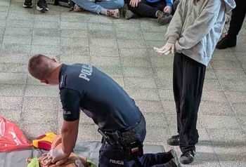 Bledzew: Policjant i ratownik uczyli uczniów pierwszej pomocy