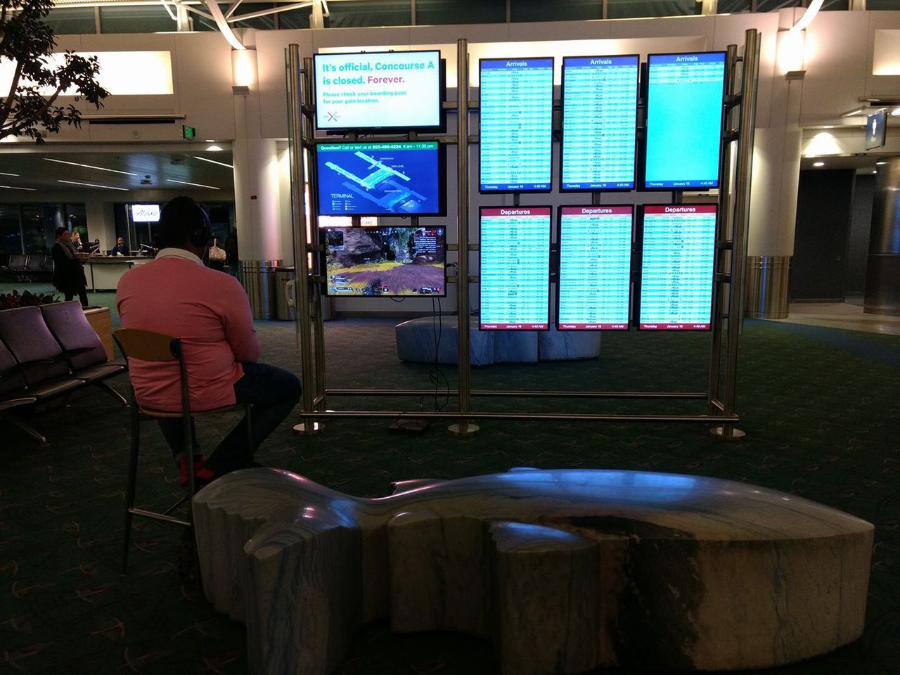 Znudzony gracz podłączył PlayStation 4 do lotniskowego monitora
