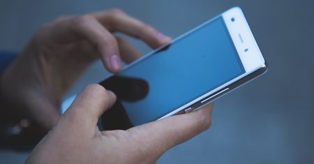 Telefon zza światów, mówiący znienacka smartfon, który zmienia PIN