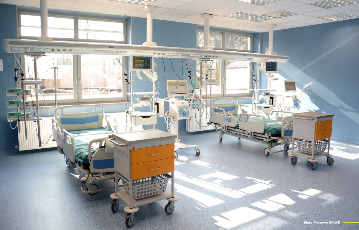 Wrocław. Szpital znów przyjmuje pacjentów chorych na COVID-19. Pojawiły się problemy w innej placówce