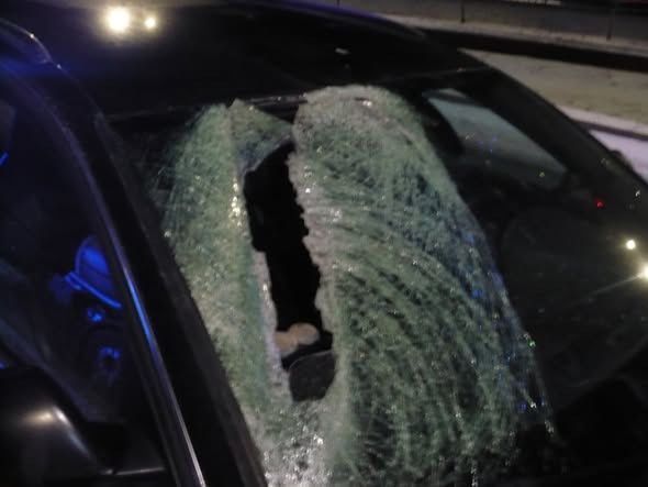 Pierzyska: Bryła lodu spadła z ciężarówki. Kobieta trafiła do szpitala