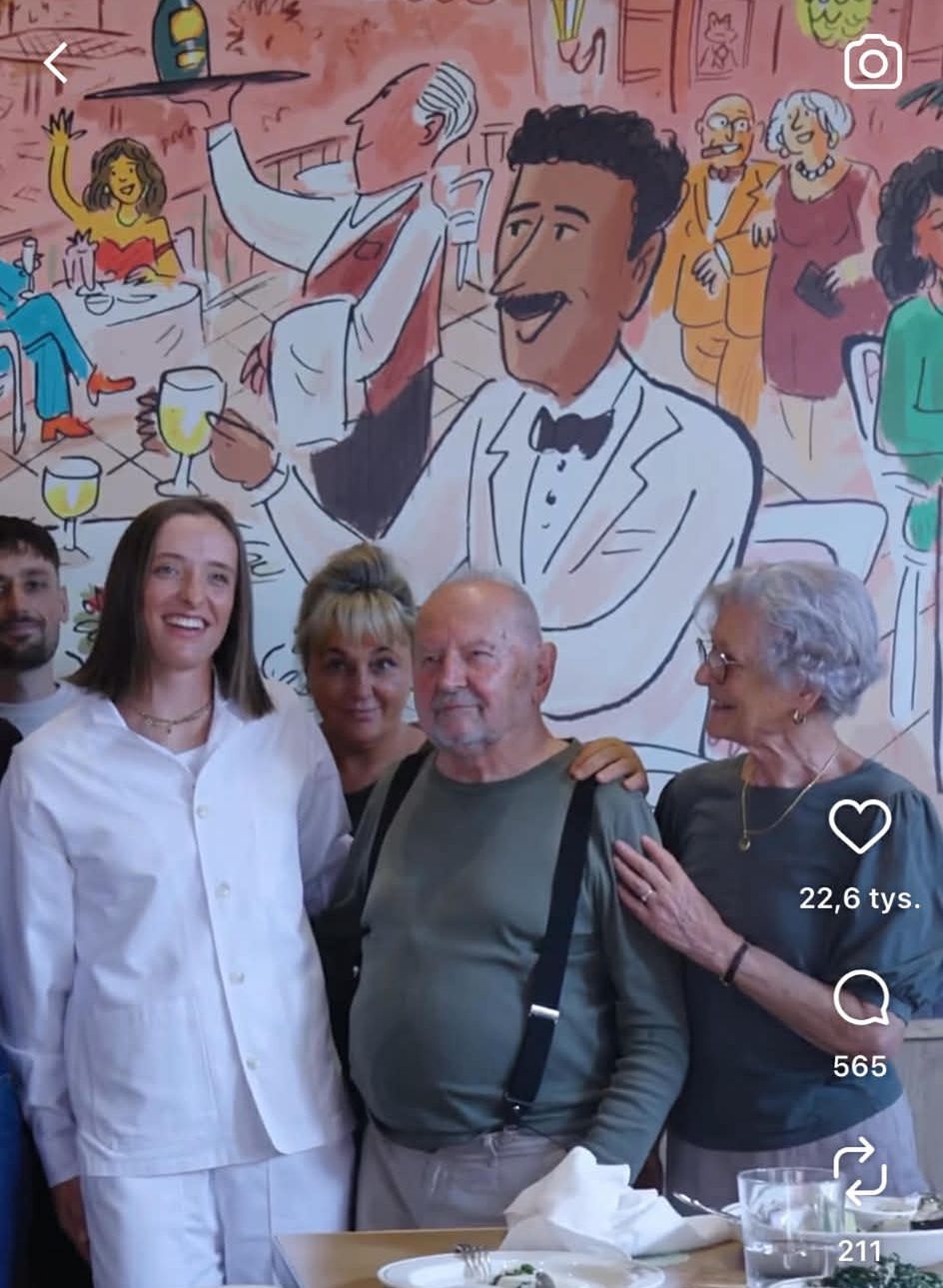 Iga Świątek kelneruje w restauracji