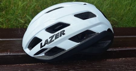 Lekki i superbezpieczny? Test kasku Lazer Strada KinetiCore