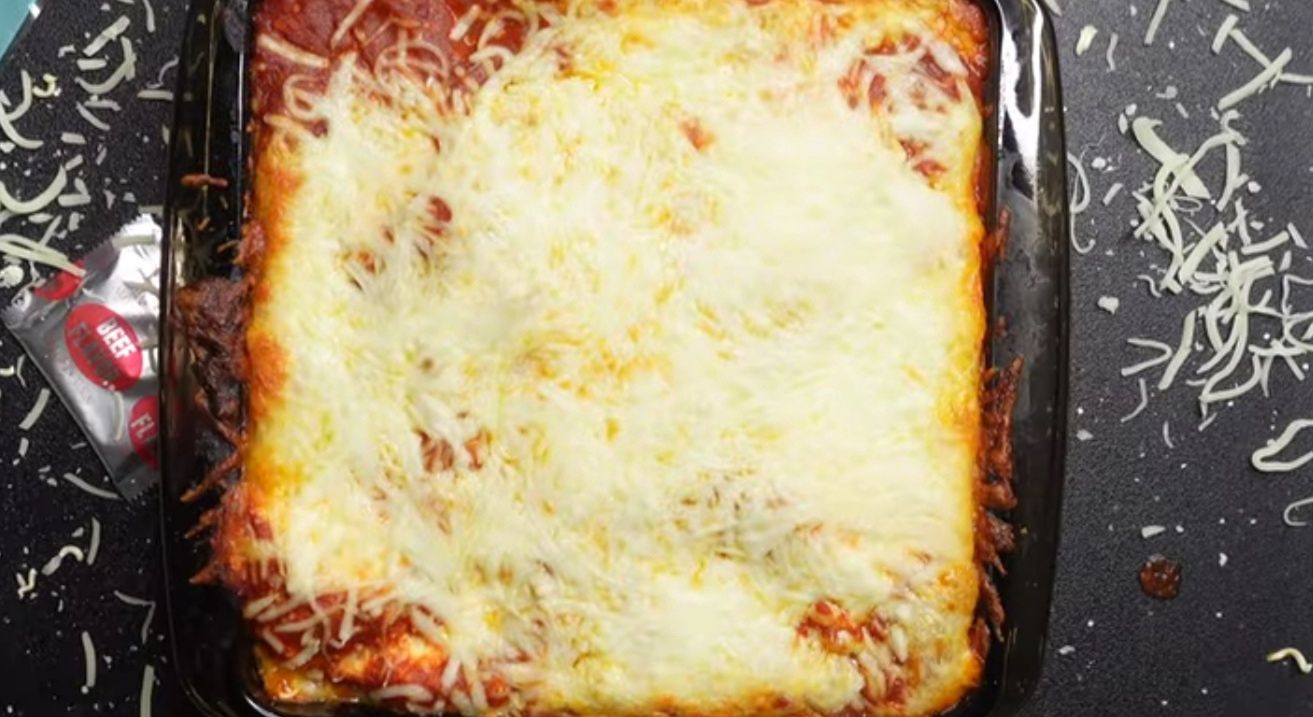 Ramen lasagna. Zaskakujący przepis, który podbija internet. Palce lizać