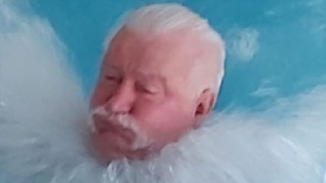 Lech Wałęsa na basenie 