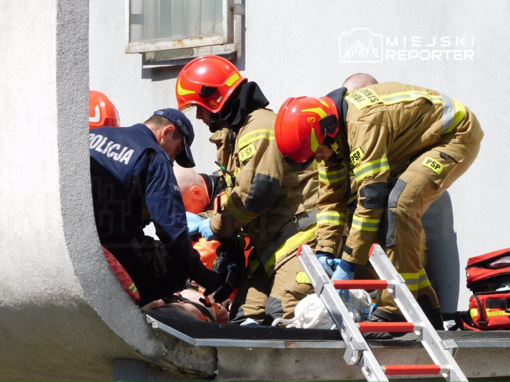 Tragedia w Śródmieściu. Mężczyzna skoczył z 8. piętra. "Trudna akcja ratunkowa”