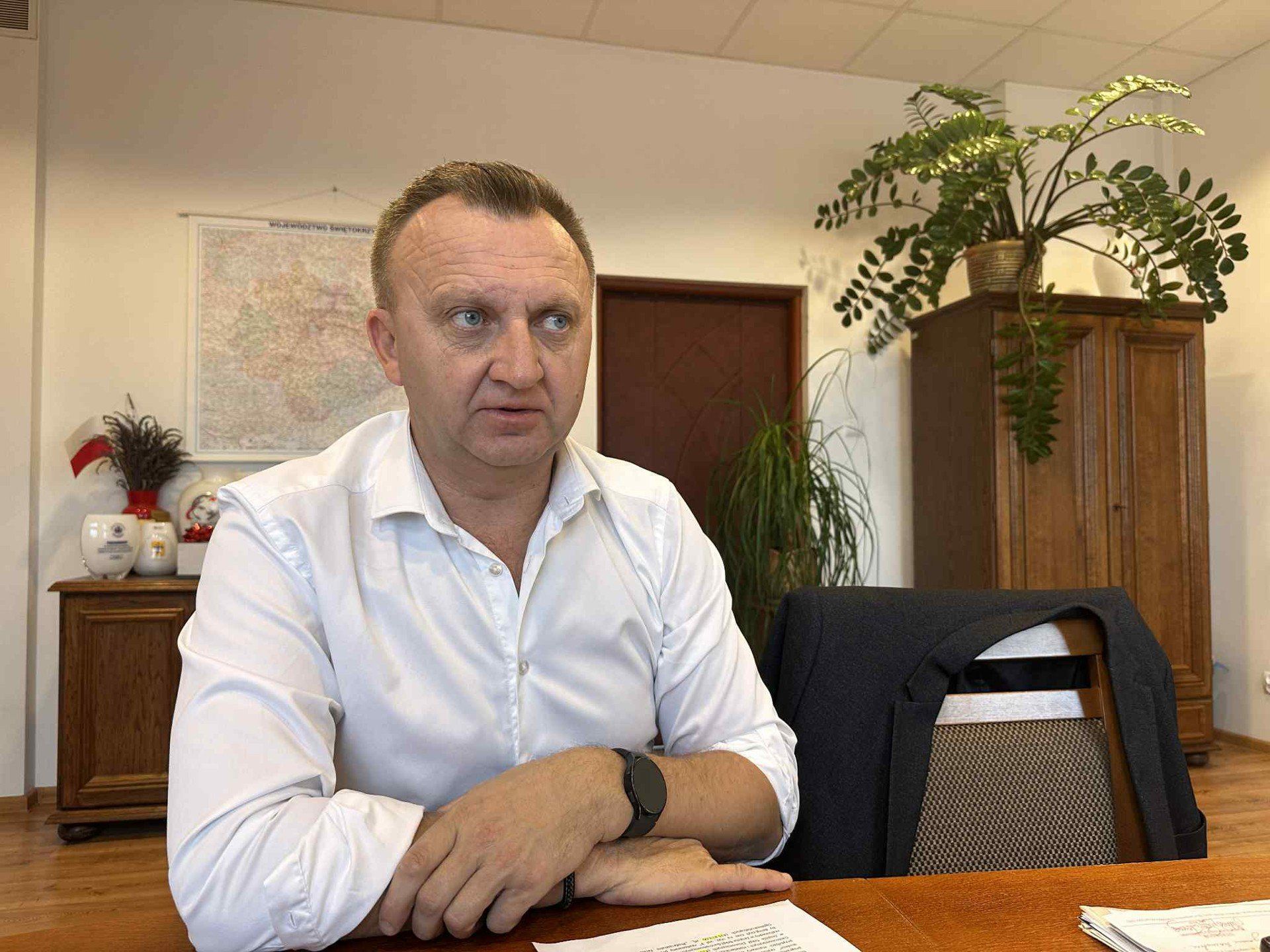 Niestety, ale pierwszy raz od siedmiu lat jesteśmy zmuszeni zaciągnąć kredyt w wysokości 5 milionów złotych. Pieniądze z kredytu będą stanowiły wkład własny do inwestycji współfinansowanych z środków krajowych i unijnych - zapowiedział starosta Marcin Piwnik.