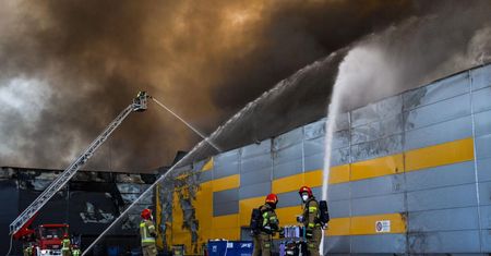Pożar hali w Warszawie. Są zdjęcia z wnętrza budynku