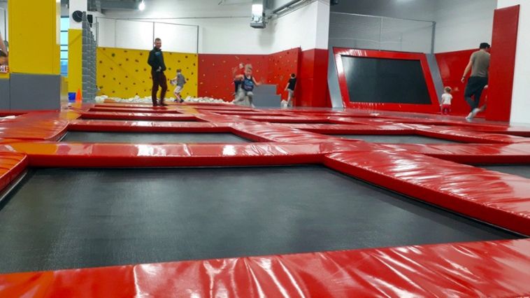 Warszawa. Działający w najlepsze park trampolin zainteresował policję. W chwili przybycia patrolu bawiło się w nim 115 osób (Materiały prasowe)