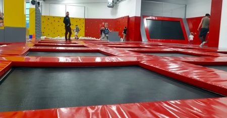 Warszawa. Tłumy w parku trampolin. Policja zakończyła dzikie harce