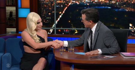 Lady Gaga w "The Late Show". Pije tequilę razem ze Stephenem Corbenem
