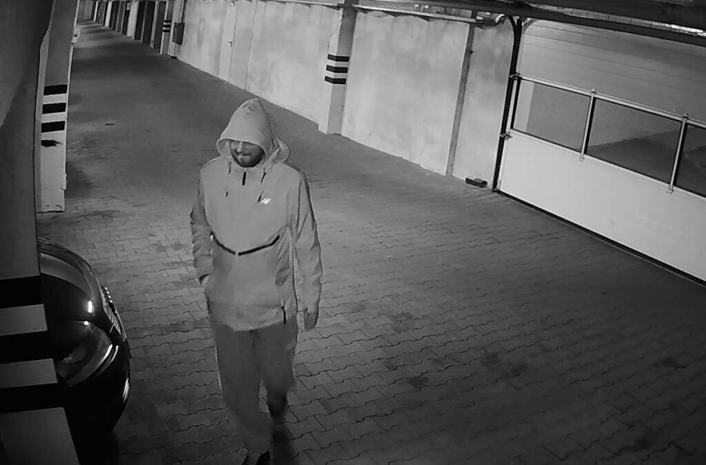 Wybił szybkę w mercedesie, po czym ukradł z niego rzeczy osobiste