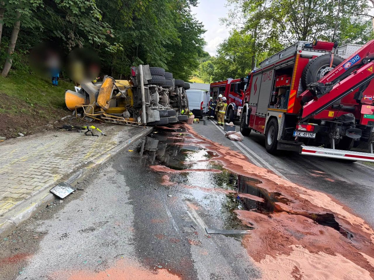 Przewrócona betonomieszarka zmiażdżyła rowerzystkę. Dwie ofiary na DW948