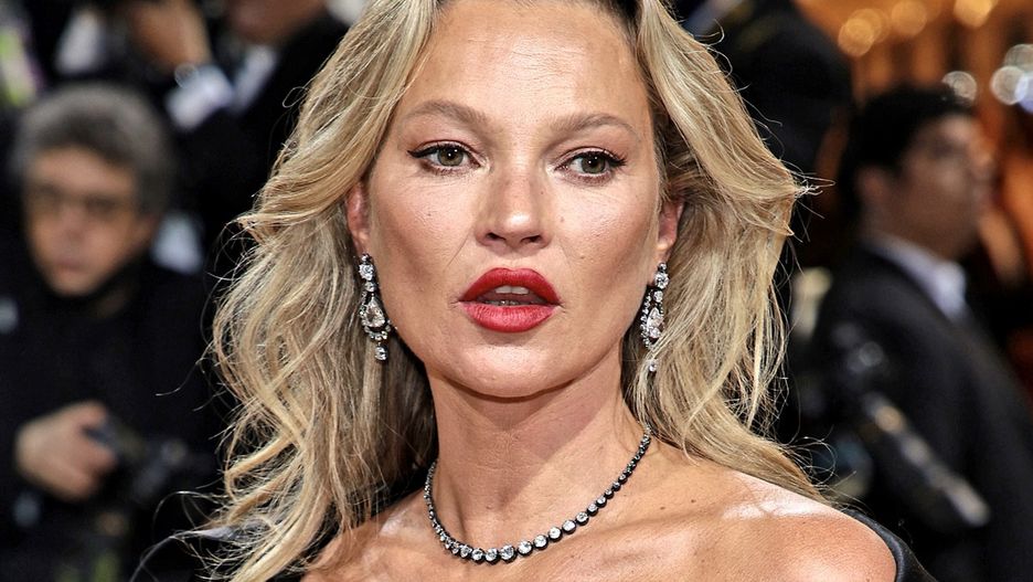 Kate Moss pokazała się w kreacji bez pleców 