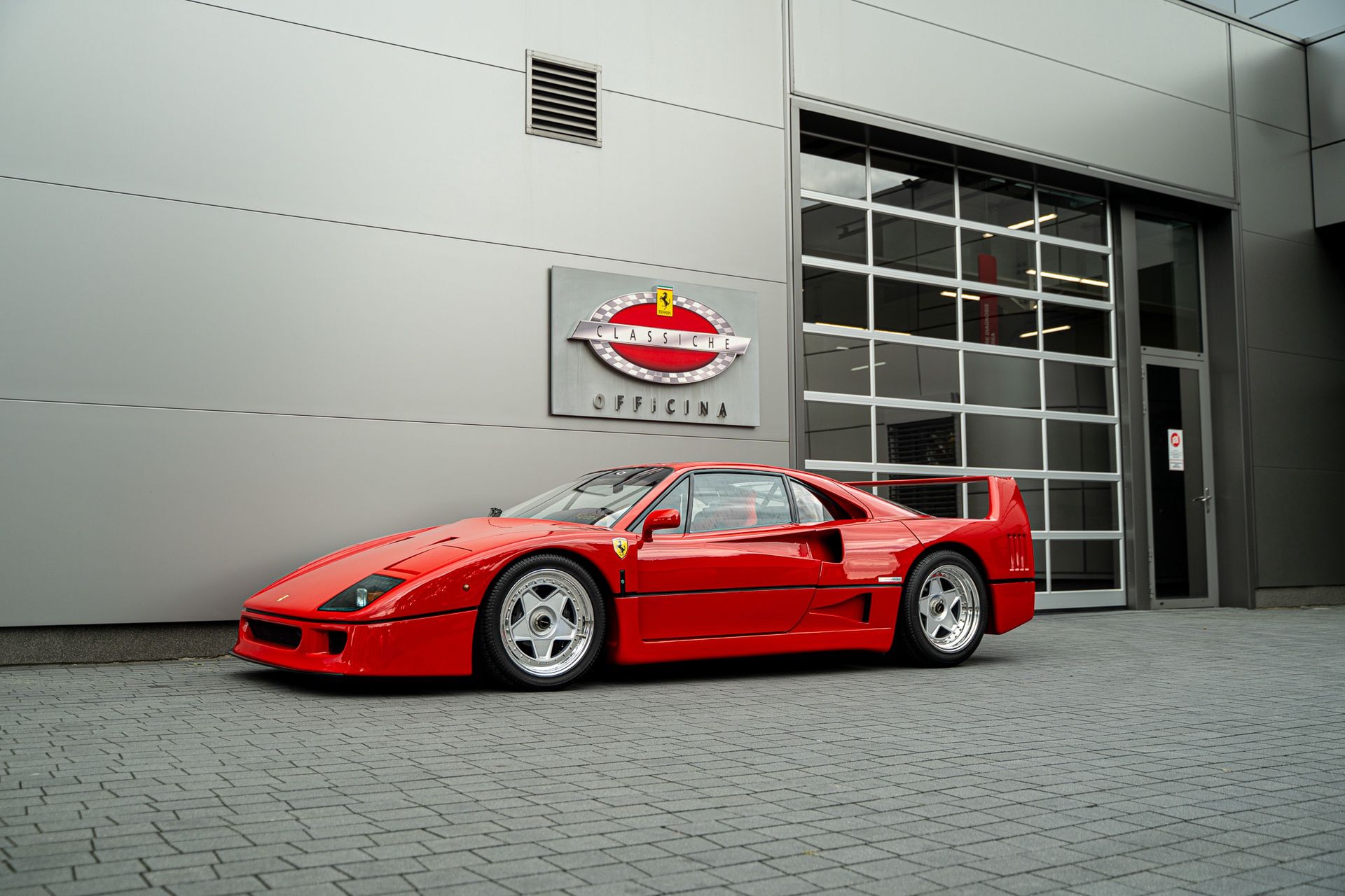 Ferrari F40 w Ferrari Katowice (1990)