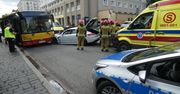 Warszawa. Porsche czołowo uderzyło w autobus miejski. Dwie osoby poszkodowane