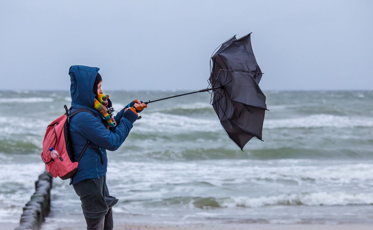 Wichura nad Bałtykiem. Puste plaże i deptaki, ludzie w pelerynach