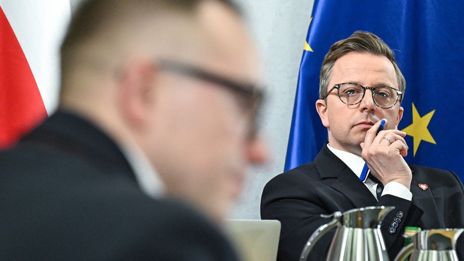 Warszawa, 18.03.2024. Przewodniczący sejmowej komisji śledczej ds. zbadania legalności, prawidłowości oraz celowości działań podjętych w celu przygotowania i przeprowadzenia wyborów Prezydenta Rzeczypospolitej Polskiej w 2020 r. w formie głosowania korespondencyjnego Dariusz Joński podczas posiedzenia komisji w Sejmie w Warszawie, 18 bm. (amb) PAP/Radek Pietruszka