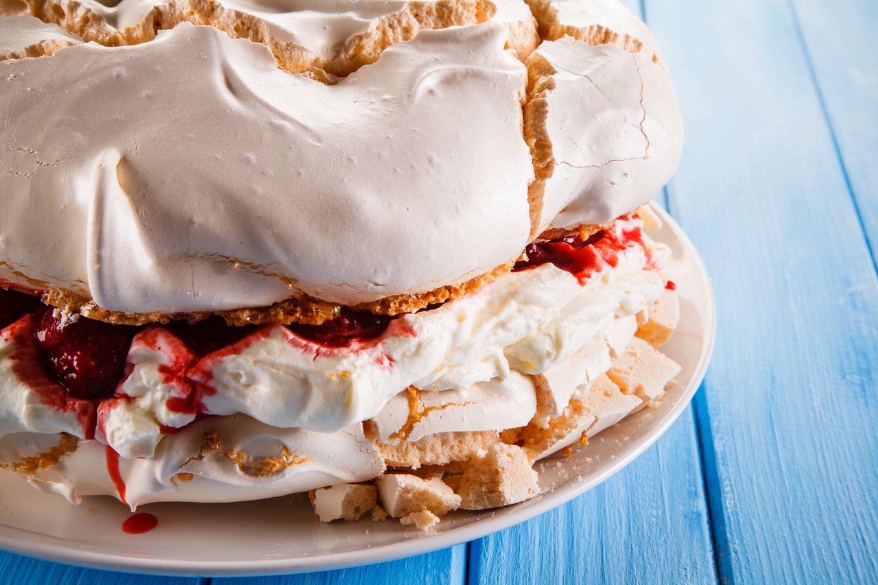 Pavlova meringue cake