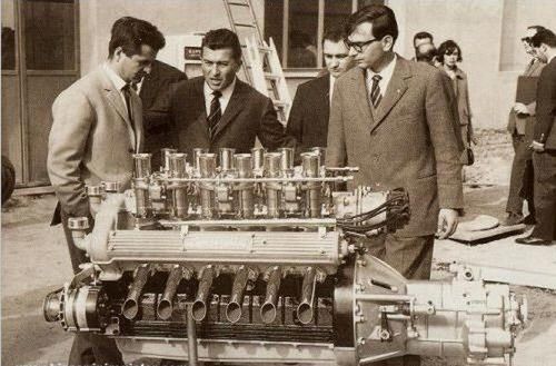 Od lewej: Giotto Bizzarrini, Ferruccio Lamborghini, Gian Paolo Dallara stoją przy silniku, który zostanie rozwinięty w jednostkę Miury. Rok 1963.