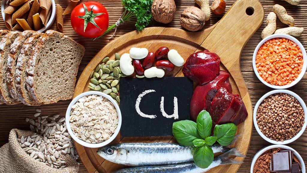 Miedź znajduje się m.in. w orzechach, pomidorach i ciemnym pieczywie