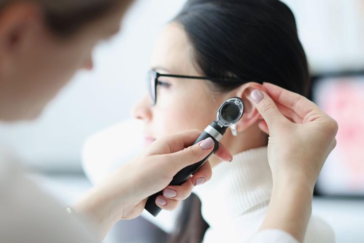 Otolaryngolog zajmuje się też rozpoznawaniem chorób przewodu słuchowego, a także leczeniem urazów mechanicznych i termicznych.