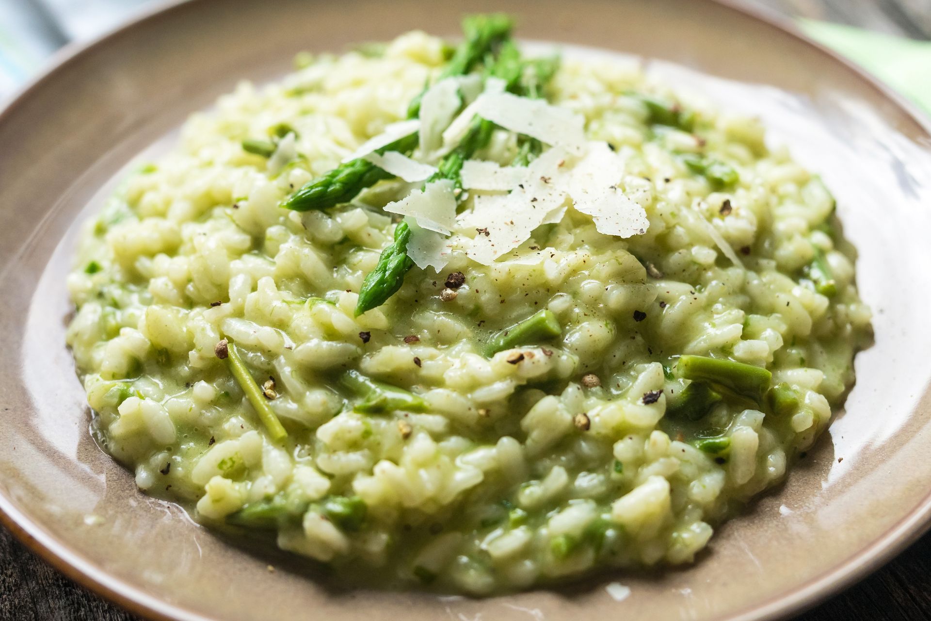 Kremowe risotto z sezonowym warzywem. Smakuje jak od mistrza, a zrobisz bez problemu w domu