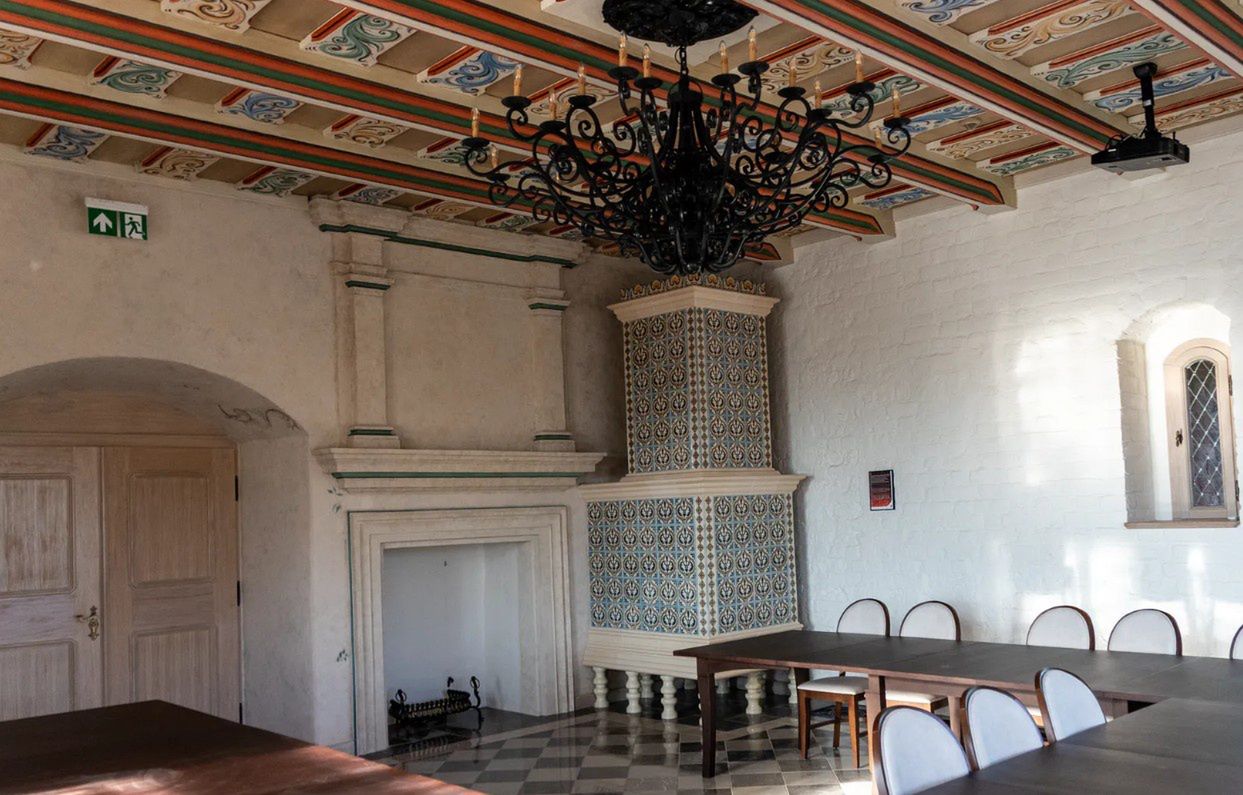 Wspaniały piec kaflowy zdobi jedną z zamkowych sal