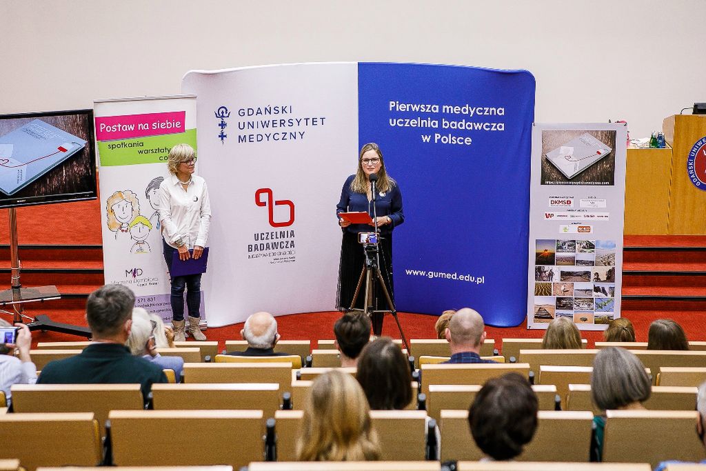 „Cieszymy się, że książka już jest z pacjentami, ich bliskimi i personelem medycznym”, zdjęcie Monika Buńkowska