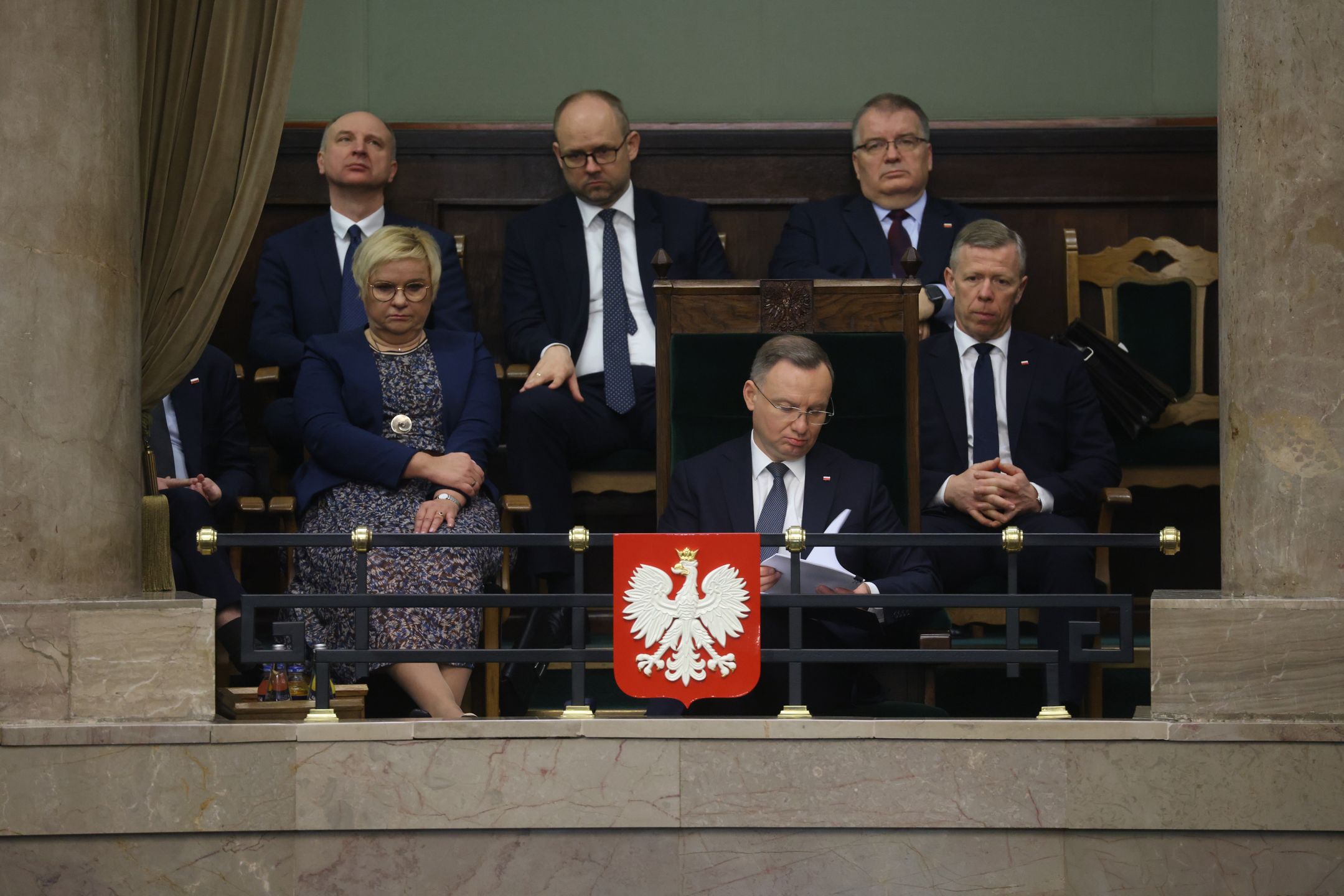 Andrzej Duda, Gra�yna Ignaczak-Bandych, Wojciech Kolarski, Marcin Przydacz, Andrzej Dera, Piotr �wikWarszawa, 13.04.2023. Prezydent RP Andrzej Duda (C) oraz szefowa Kancelarii Prezydenta RP Gra�yna Ignaczak-Bandych (L), zast�pca szefa Kancelarii Prezydenta RP Piotr �wik (P), sekretarz stanu w Kancelarii Prezydenta RP Wojciech Kolarski (L-ty�), sekretarz stanu w Kancelarii Prezydenta RP, szef Biura Polityki Mi�dzynarodowej Marcin Przydacz (C-ty�) i, sekretarz stanu w Kancelarii Prezydenta RP Andrzej Dera (P-ty�) w lo�y prezydenckiej w Sejmie w Warszawie, 13 bm. Sejm podczas drugiego dnia posiedzenia wys�ucha informacji ministra spraw zagranicznych Zbigniewa Raua o zadaniach polskiej polityki zagranicznej w 2023 r. (mr) PAP/Leszek Szyma�skiLeszek Szyma�skipolityk, polityka, posiedzenie, sala g�osowa�, sala obrad, sala plenarna, sejm, sejmu