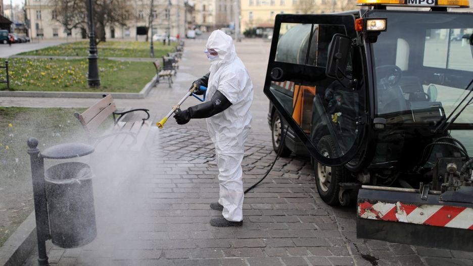 Koronawirus. Wrocław. Ruszyło odkażanie przystanków. Już po raz siódmy