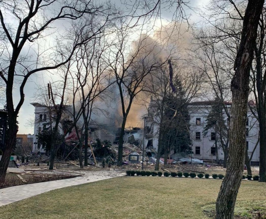 Rosjanie zbombardowali teatr. Pod gruzami może być ponad 1000 osób