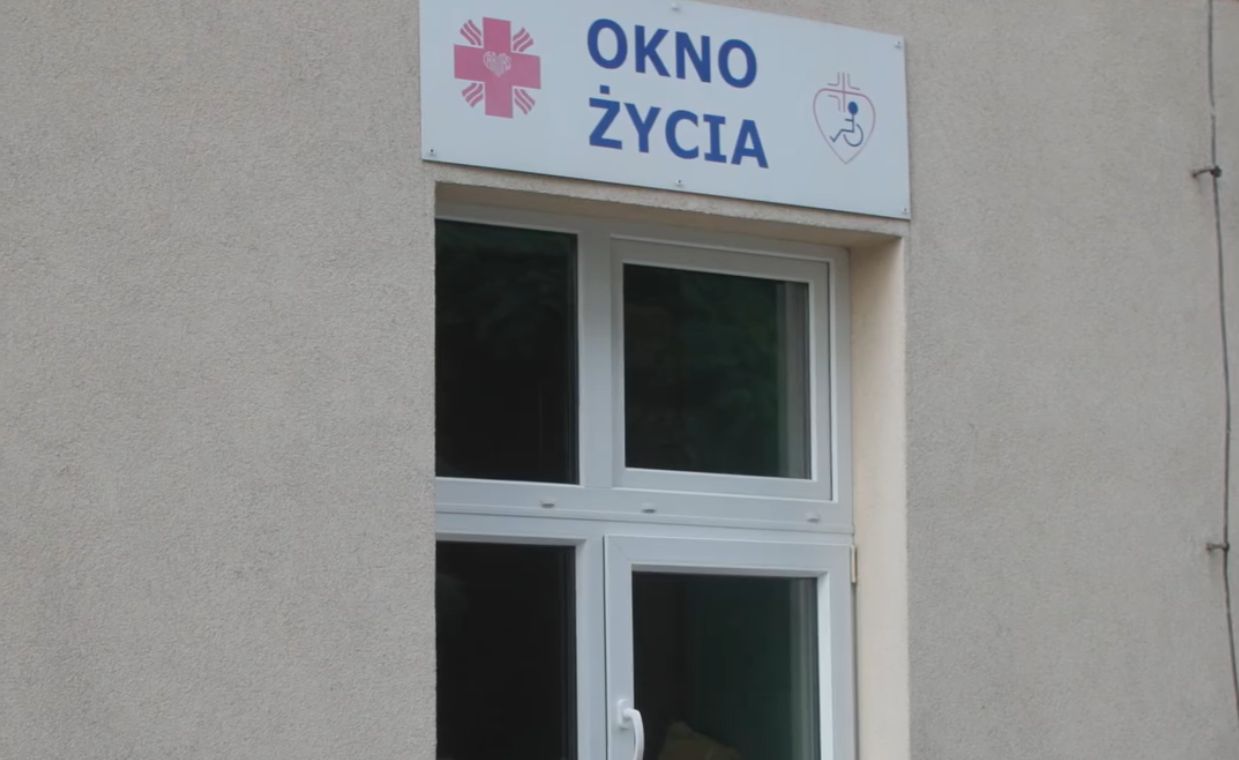 Kilkudniowa dziewczynka została znaleziona w oknie życia