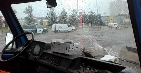 Podtruwał się spalinami podczas jazdy. Zatrzymano go z innego powodu