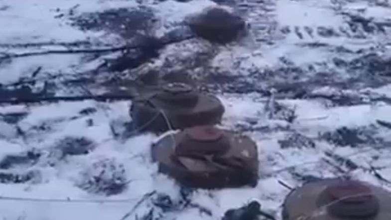 Ukraiński zdalnie sterowany łazik z "wybuchowym kuligiem" w formie min przeciwpancernych TM-62.