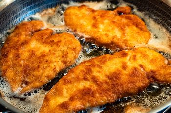 Do panierki nie dodaję jajka. Mimo to bez problemu trzyma się mięsa