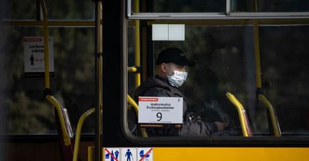 Policja w komunikacji miejskiej. Sprawdzają, czy pasażerowie mają maseczki. Surowe kary za ich brak