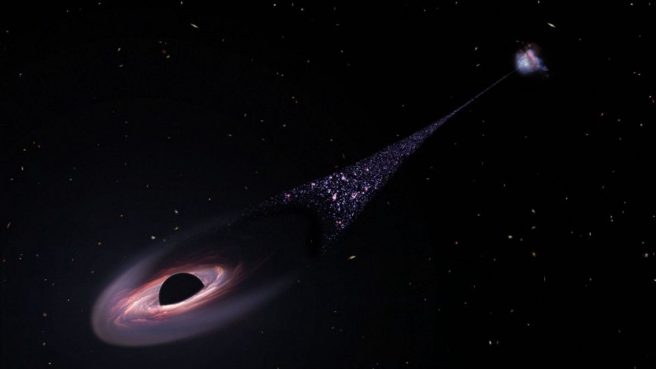 Przez kosmos pędzi czarna dziura. Ciągnie za sobą "towarzyszy"