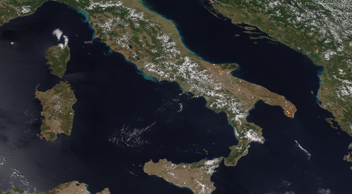 Skalę pożarów w Europie widać na zdjęciu satelitarnym