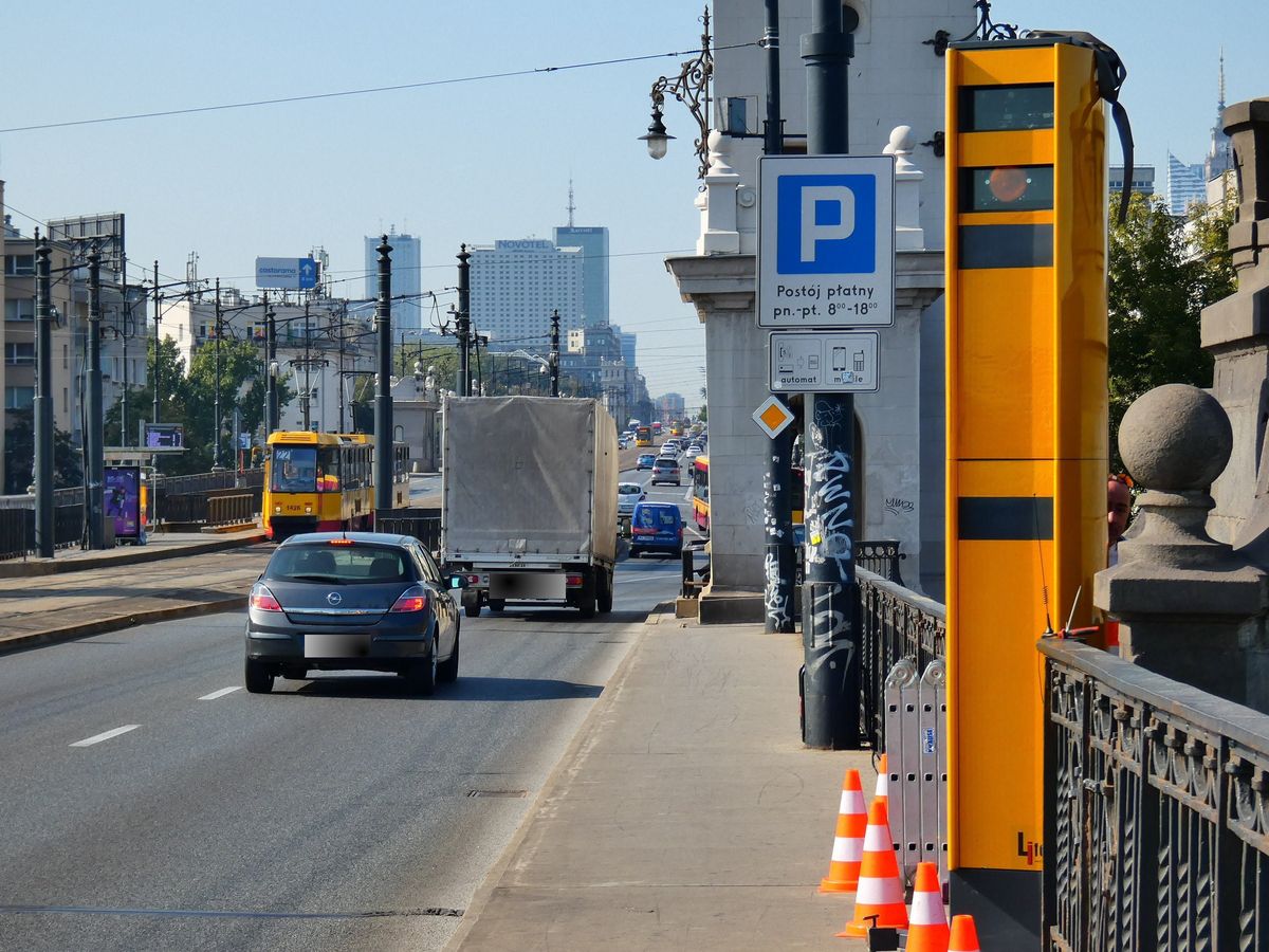 Warszawa. Most Poniatowskiego. Fotoradar postawiony w kierunku do centrum tuż przed zjazdem na Wisłostradę