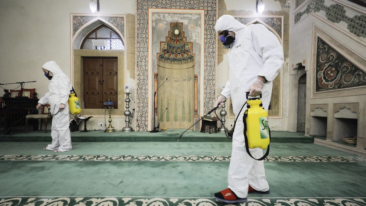 Dezynfekcja w jednym z bośniackich meczetów
