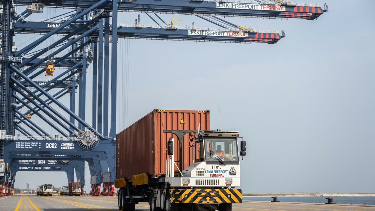 Archiwum zagraniczne East News 2024-12
(241202) -- LAGOS, Dec. 2, 2024 (Xinhua) -- A truck loaded with a container is pictured at the Lekki Port in Lagos, Nigeria, on Nov. 30, 2024. The Lekki Port and the Lekki Free Trade Zone are both located in the Lekki Peninsula of Lagos, Nigeria's largest city. 
   The Lekki Port, a commercial cooperation project constructed by China Harbour Engineering Company Ltd., stands as Nigeria's first deep seaport and one of the largest of its kind in West Africa. The port began commercial operations in April 2023, with a designed capacity to handle 1.2 million standard containers annually. 
   The Lekki Free Trade Zone, developed and operated by China Railway Construction Corporation, spans 30 square kilometers. 
   The duo of port and free trade zone gave birth to a synergistic development model, which significantly shortens cargo transport time, boosts Nigeria's foreign trade, and injects new momentum into the local economy. (Xinhua/Wang Guansen)
Wang Guansen