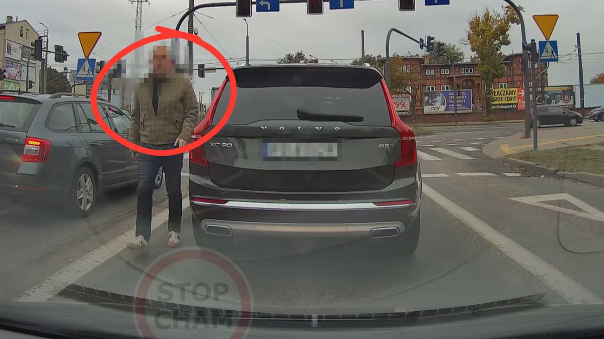 Mężczyzna zatrzymał się na światłach. Wyszedł z auta i poszedł do kierowcy  