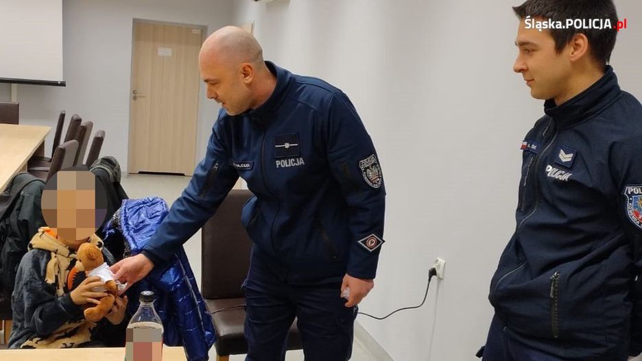Funkcjonariusze zaopiekowali się sześciolatkiem, którego matka nietrzeźwa leżała w trawie w czasie sylwestrowej imprezy plenerowej w Chorzowie