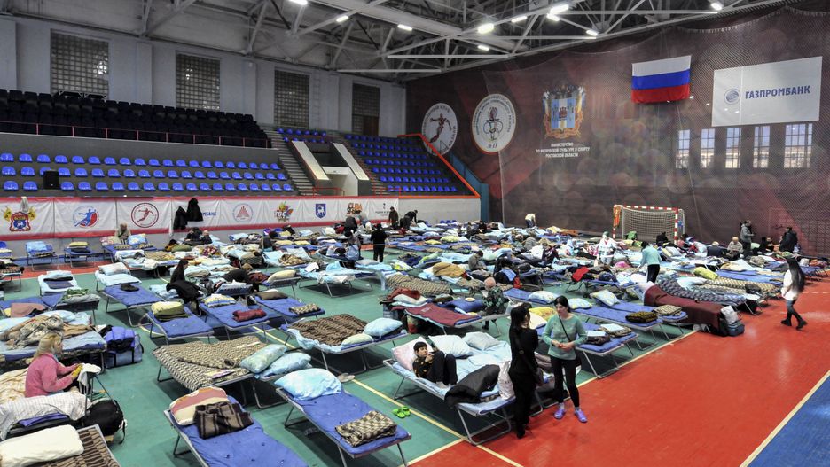 epa09841295 People from Mariupol rest in a temporary accommodation center for refugees in a school gymnasium in Taganrog, Rostov region, Russia, 21 March 2022. In three days, almost 60 thousand residents, including 139 foreign citizens, were taken from Mariupol to the territory of Russia. In total, during the military operation, the Russian military evacuated more than 330,000 people from Ukraine, including almost 69,000 children. On 24 February Russian troops had entered Ukrainian territory in what the Russian president declared a 'special military operation', resulting in fighting and destruction in the country, a huge flow of refugees, and multiple sanctions against Russia.  EPA/ARKADY BUDNITSKY Dostawca: PAP/EPA.