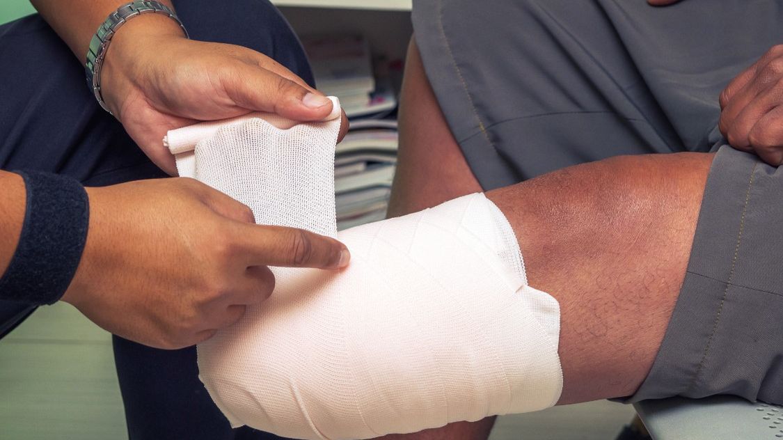 Po amputacji kończyny pacjenci wymagają odpowiedniej rehabilitacji.