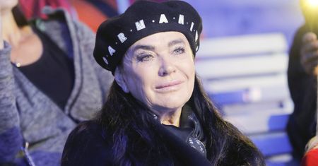 Aż łzy napływają do oczu. Ewa Krawczyk zrobiła to nad grobem męża