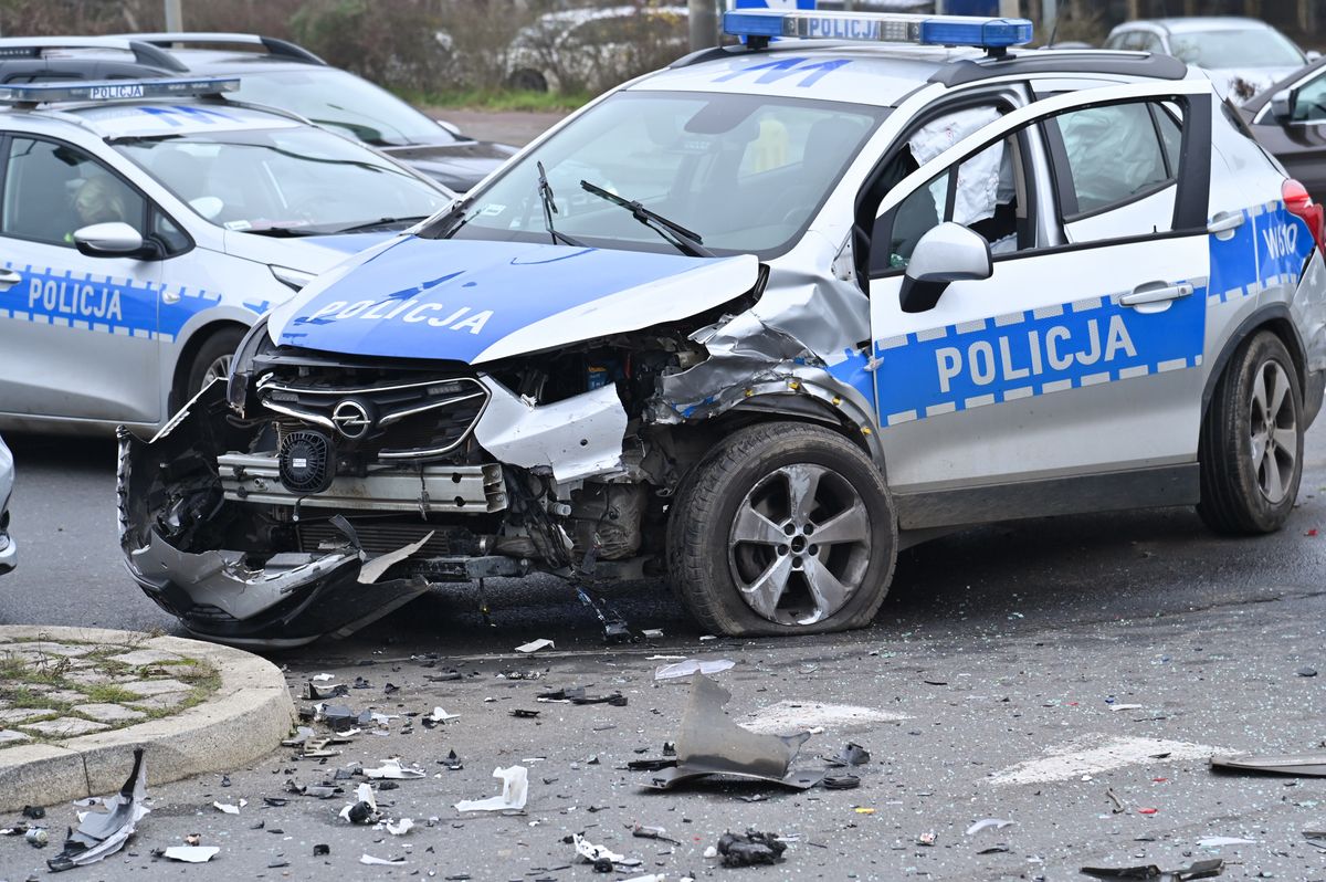 Pościg ulicami Szczecina. 28-latek ukradł auto, chciał staranować dwa radiowozy (zdjęcie ilustracyjne)