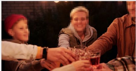 Alkohol na rodzinnym stole. "Zapraszanie dziecka do podnoszenia toastu to uwodzenie dorosłością"
