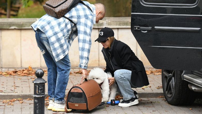 Ewa Chodakowska z mężem i pieskiem na mieście